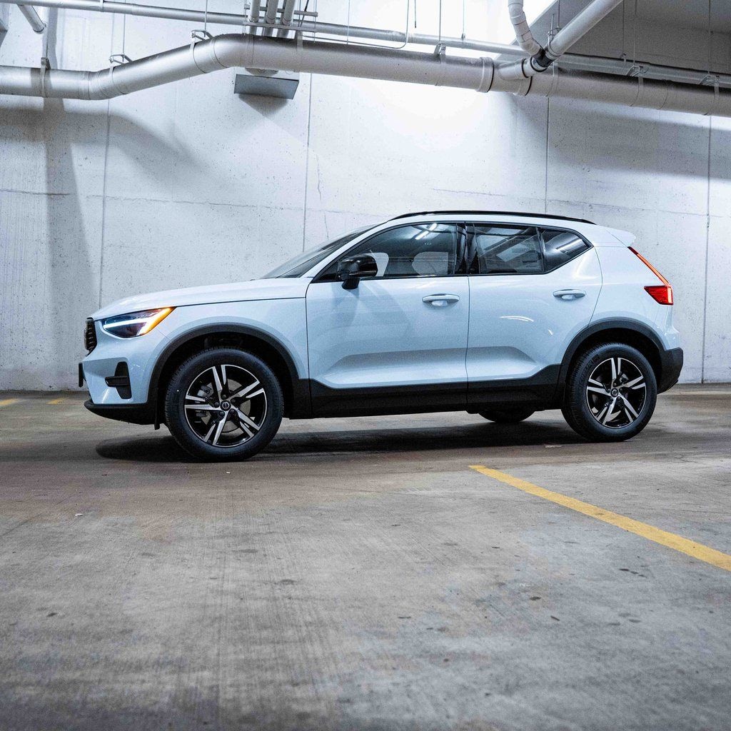 New 2026 Volvo XC40 B4 Core SUV
