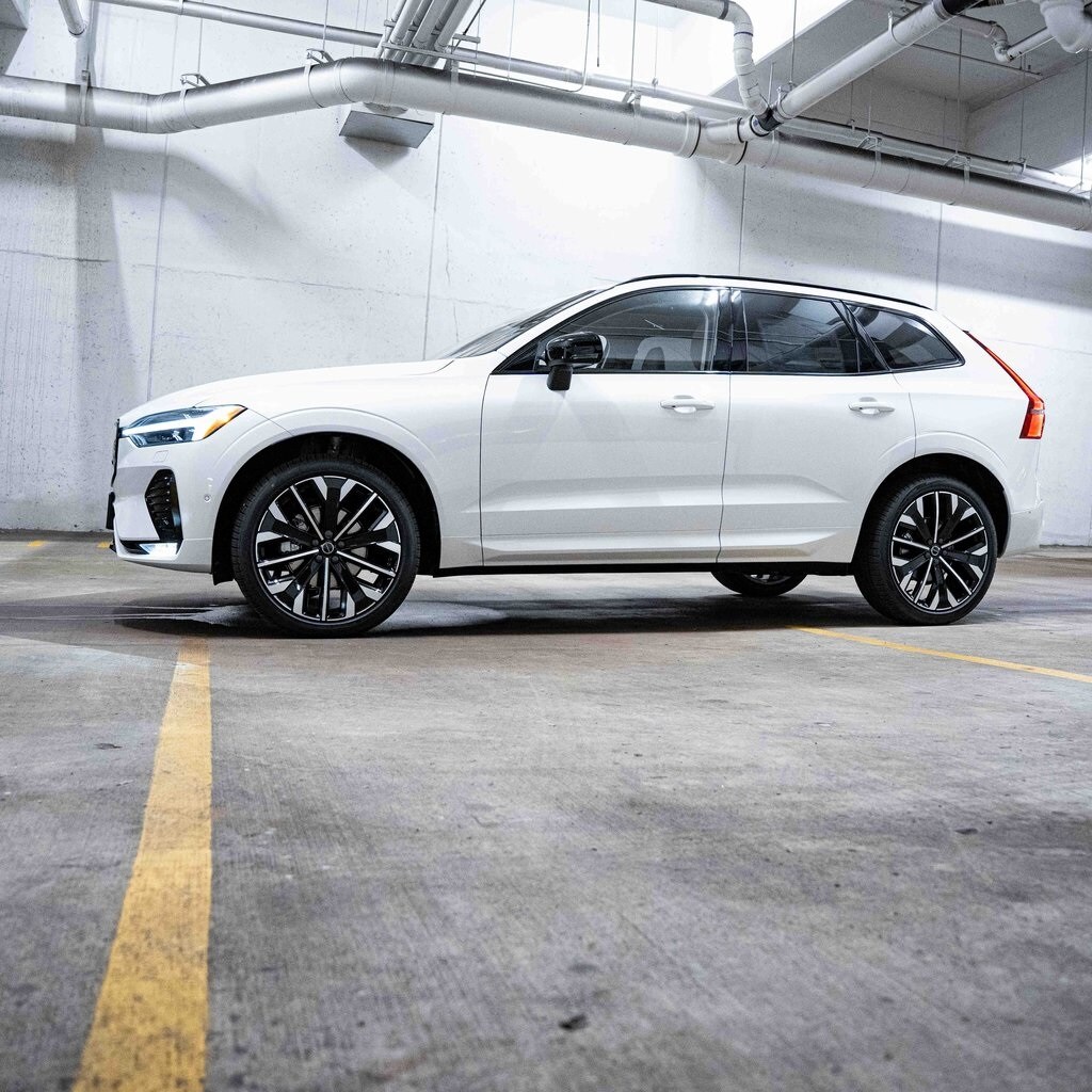 2026 Volvo XC60 B5 photo 3