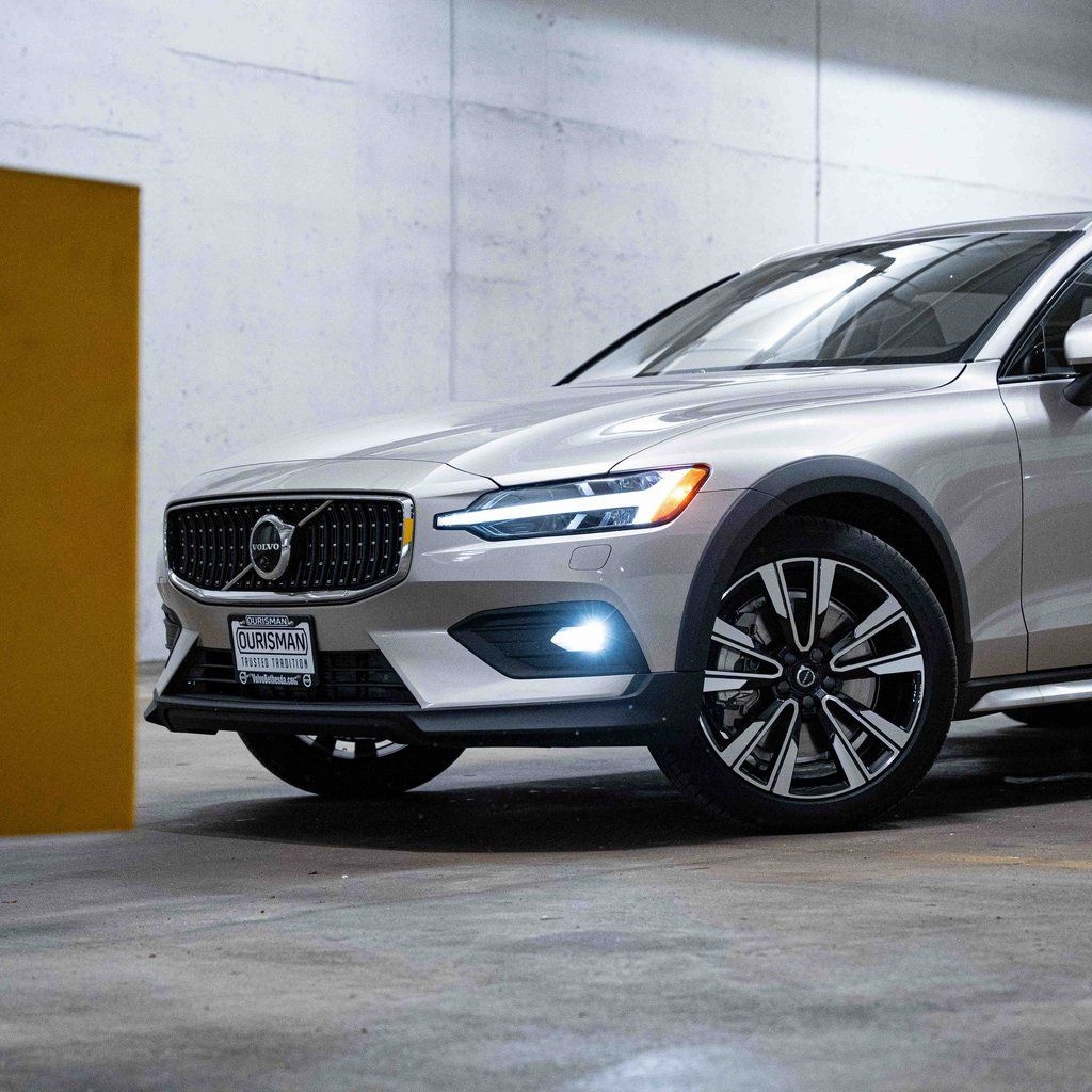 New 2025 Volvo V60 Cross Country B5 Ultra Wagon