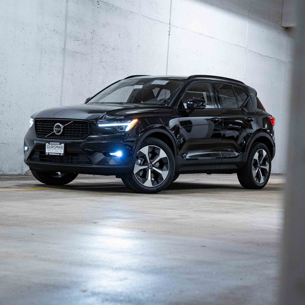 2026 Volvo XC40 B5 Plus Dark AWD's photo