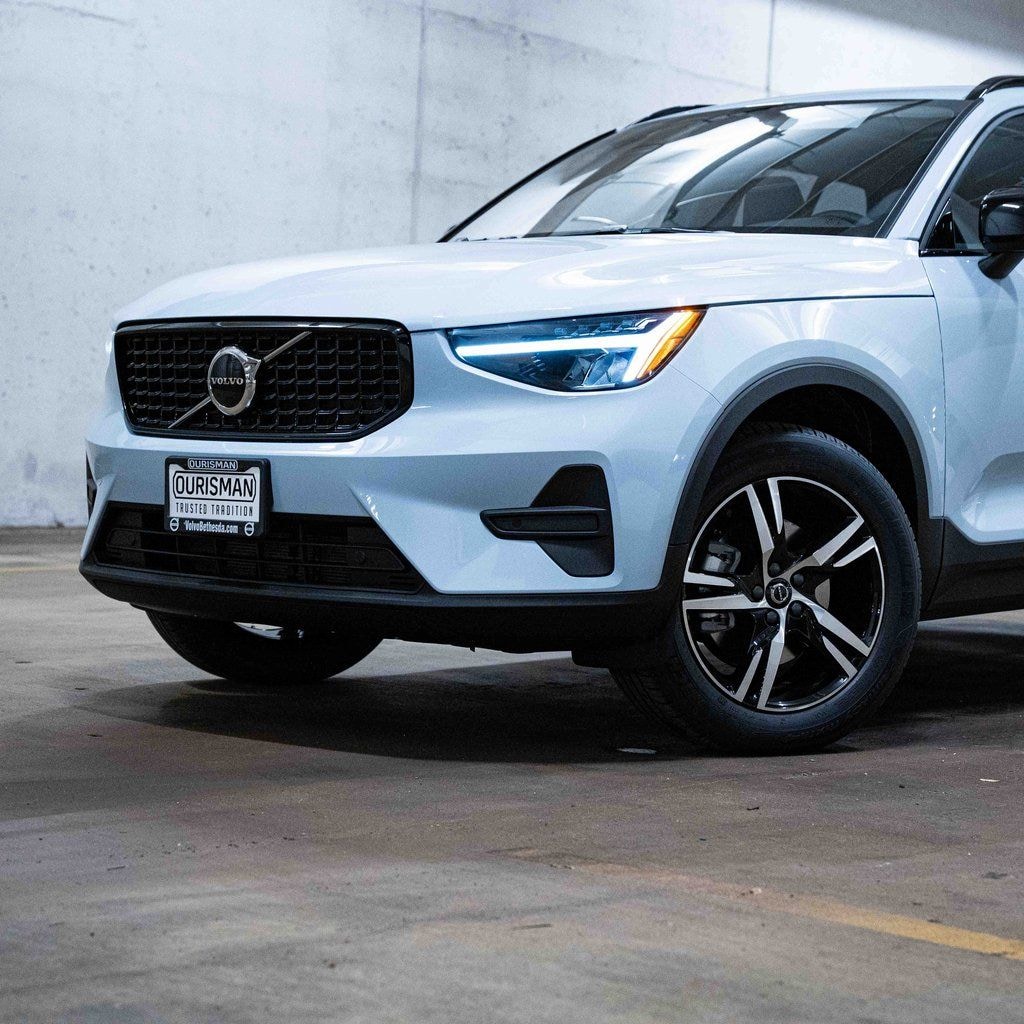 New 2026 Volvo XC40 B4 Core SUV