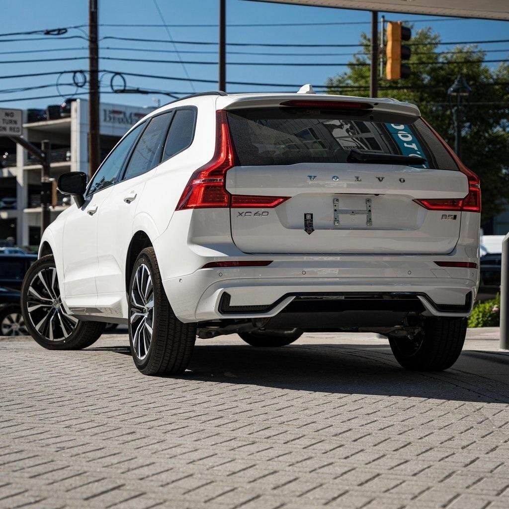 2025 Volvo XC60 B5 Plus photo 4