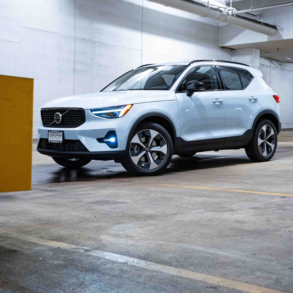 2026 Volvo XC40 B5 Plus Dark AWD's photo