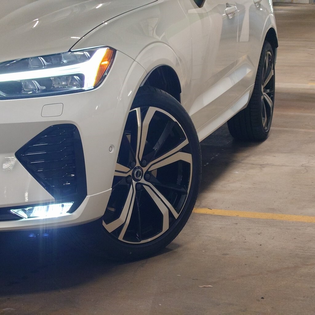 2025 Volvo XC60 B5 photo 2