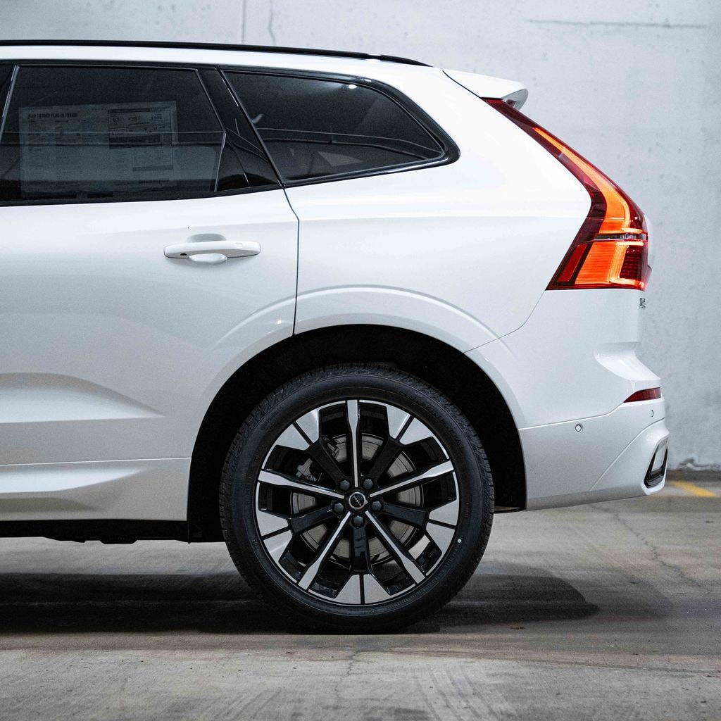 New 2026 Volvo XC60 plug-in hybrid T8 Plus SUV