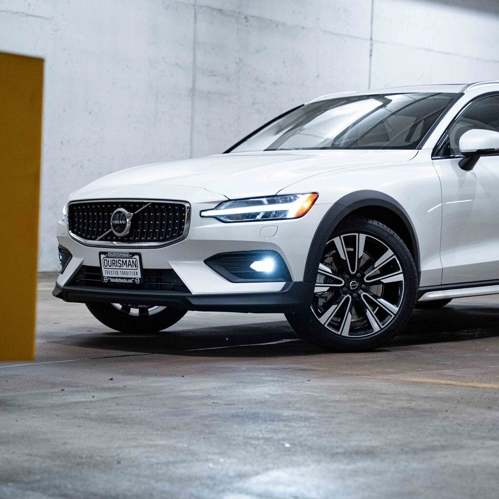 2026 Volvo V60 Cross Country B5 photo 2