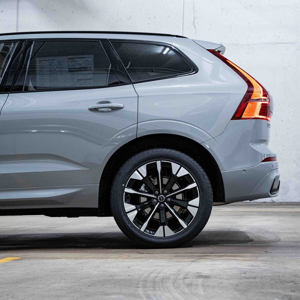 2026 Volvo XC60 B5 photo 4