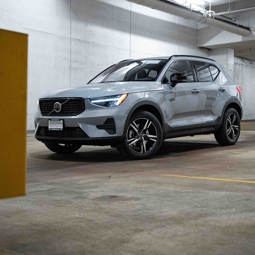 2026 Volvo XC40 B5 Core Dark AWD's photo