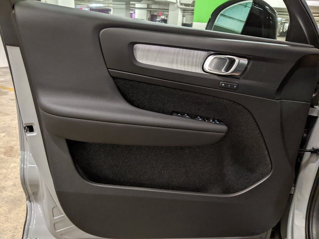 2026 Volvo XC40 Plus - Photo 9