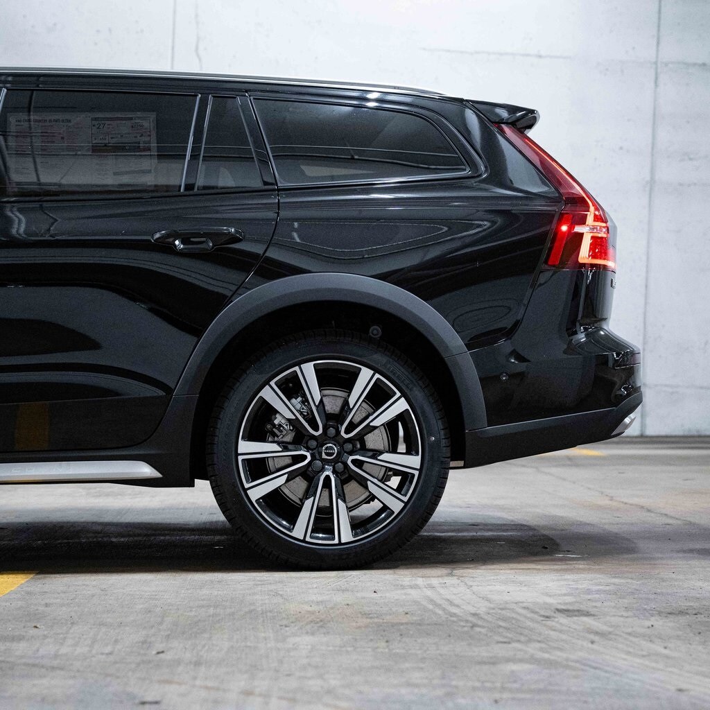 2025 Volvo V60 Cross Country B5 photo 3