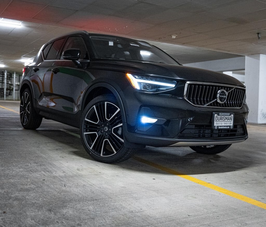 2025 Volvo XC40 photo 4