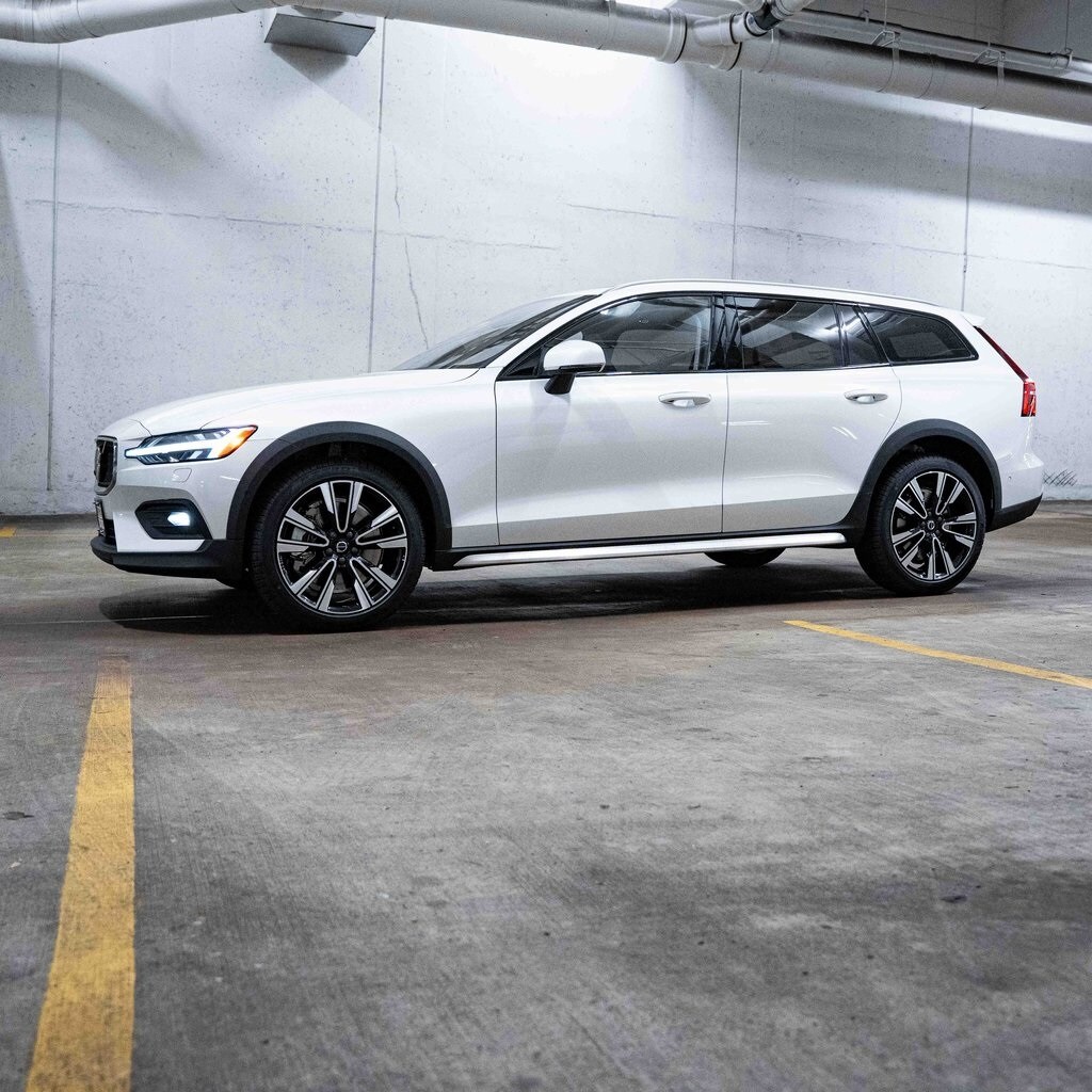 2026 Volvo V60 Cross Country B5 photo 3