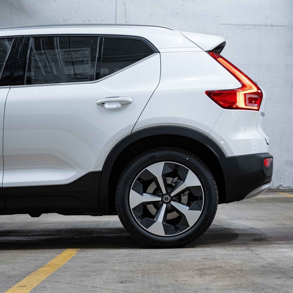 2025 Volvo XC40 Core photo 4