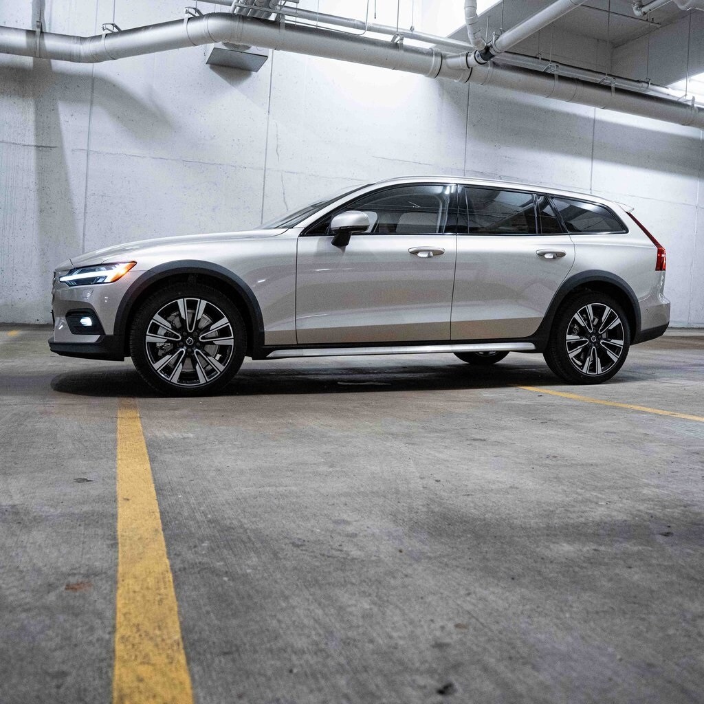 2025 Volvo V60 Cross Country B5 photo 2