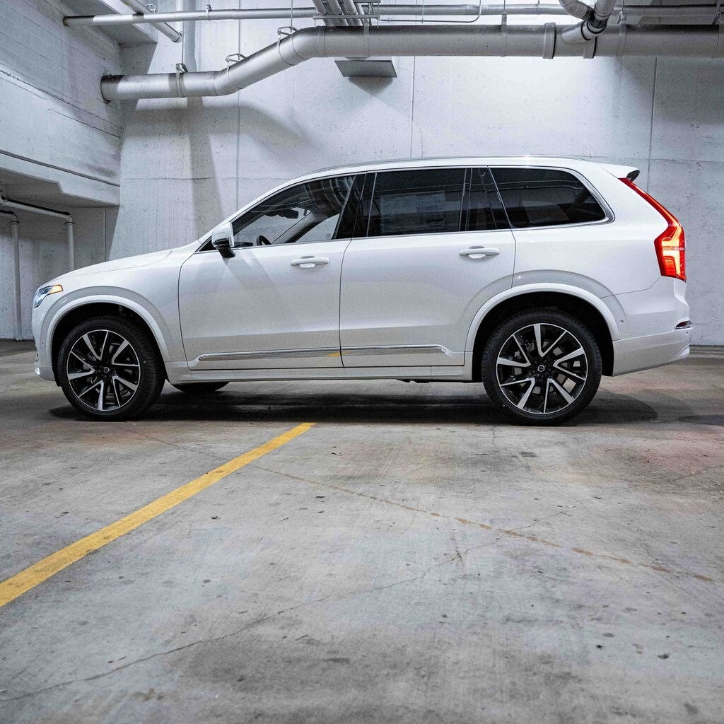 2025 Volvo XC90 B5 Plus photo 2