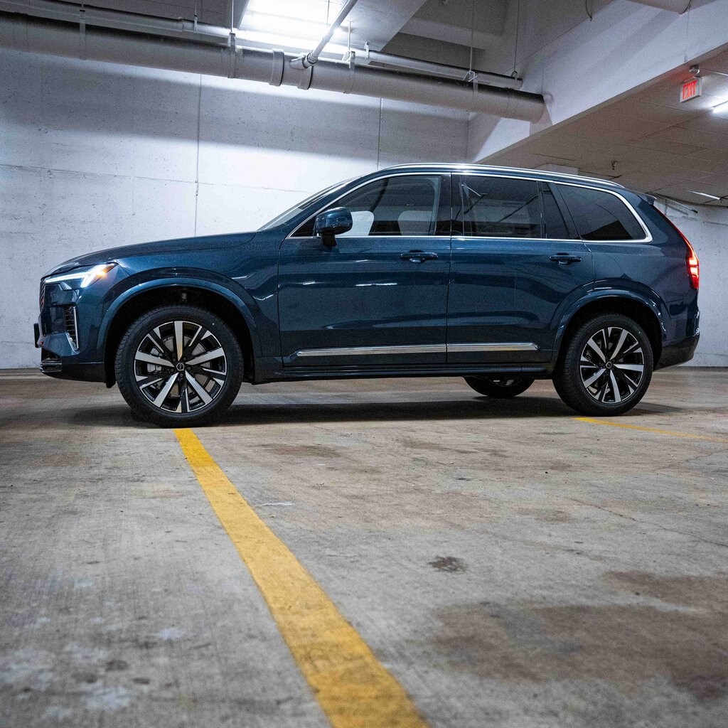 2025 Volvo XC90 Core photo 3