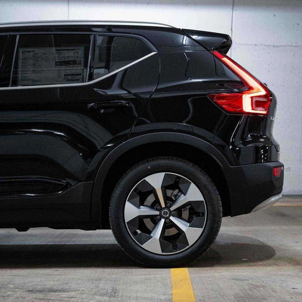 2025 Volvo XC40 Core photo 4