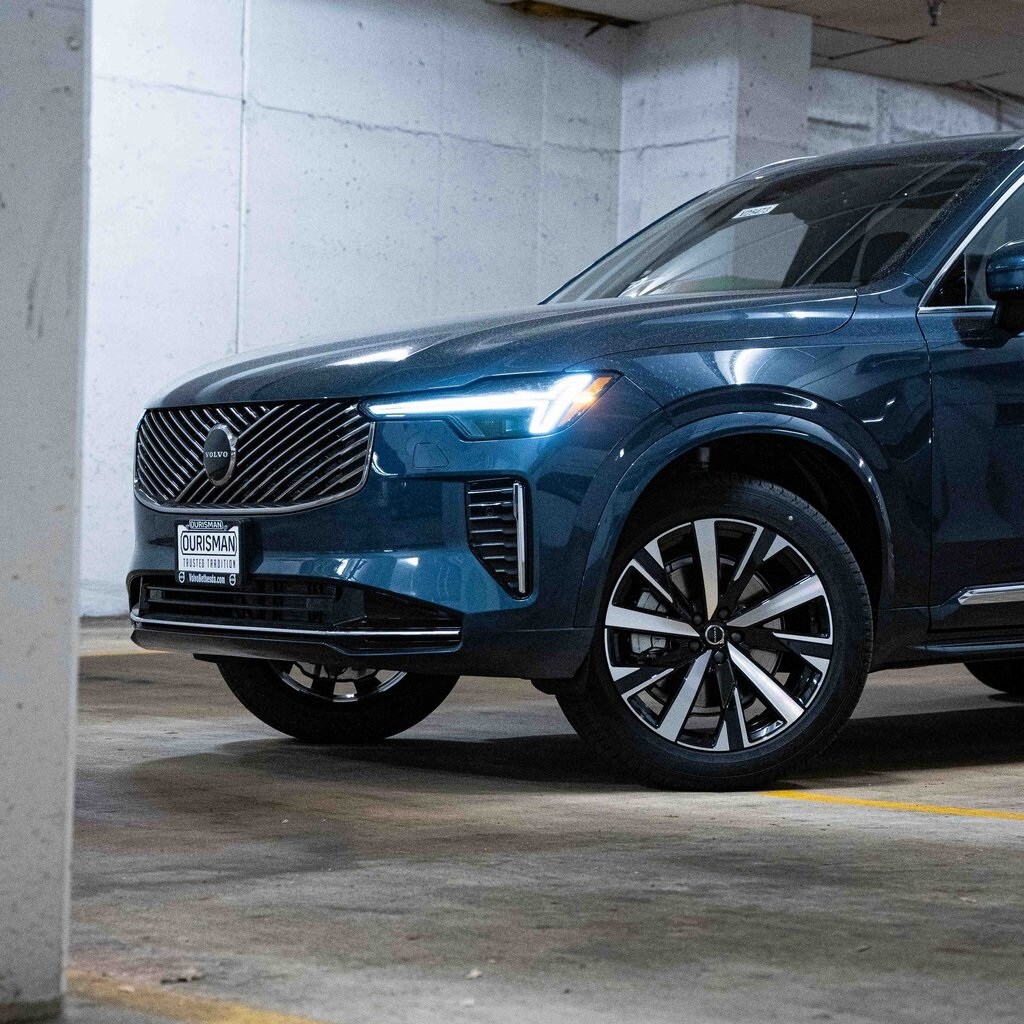 2025 Volvo XC90 Core photo 2