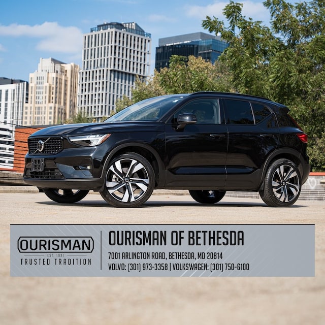 2024 Volvo XC40 B5 Plus Dark Theme SUV