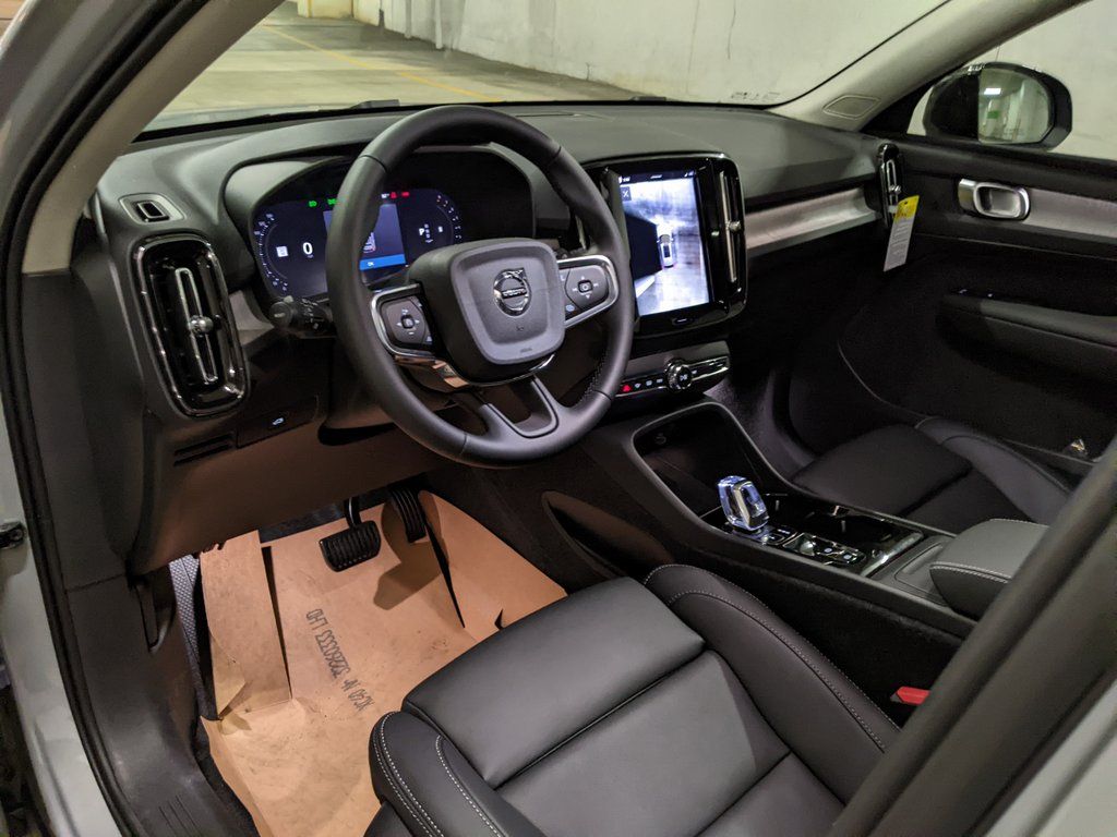2026 Volvo XC40 Plus - Photo 8