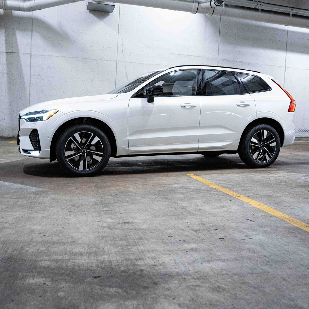2026 Volvo XC60 B5 Plus photo 2