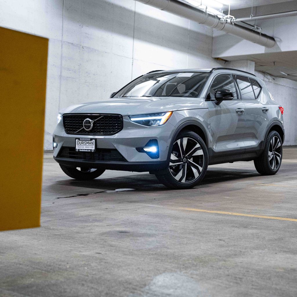 2026 Volvo XC40 B5 Plus Dark AWD's photo