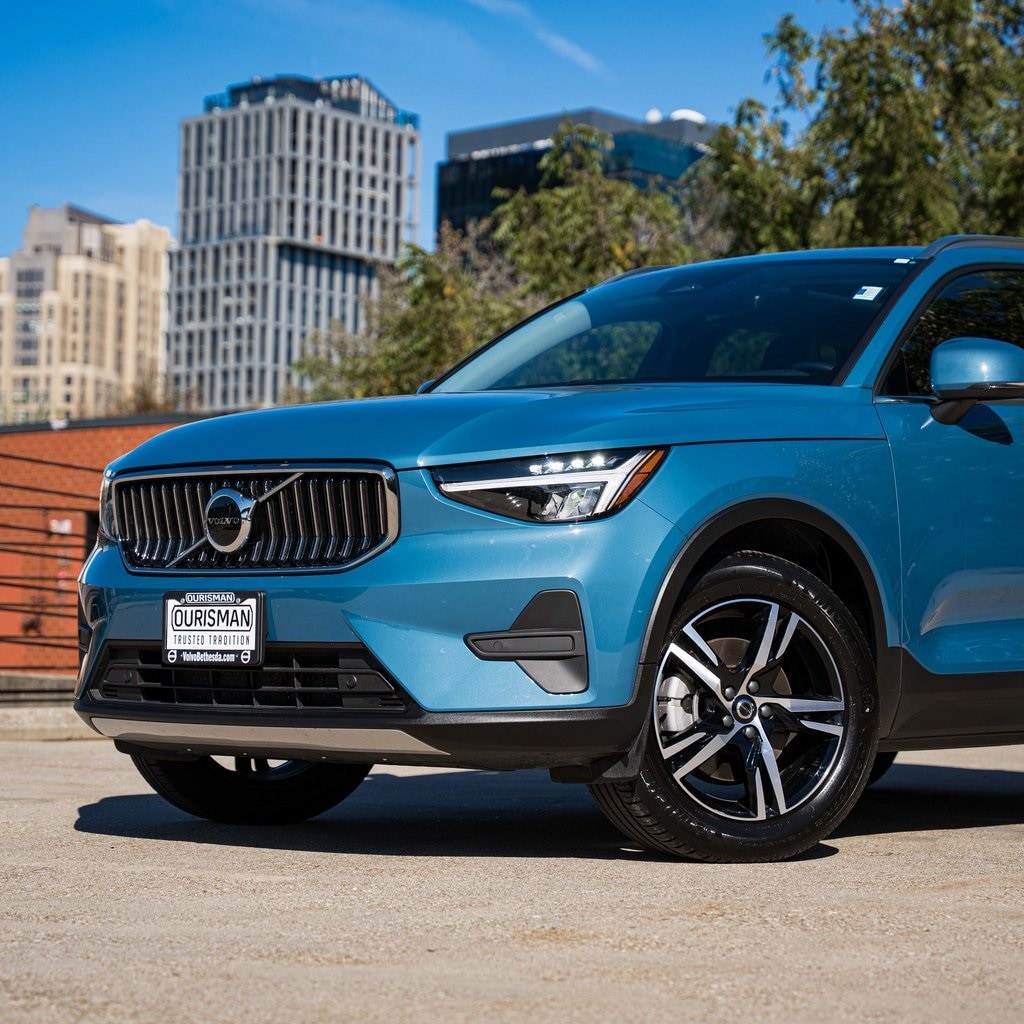 Certified 2025 Volvo XC40 B5 Core SUV