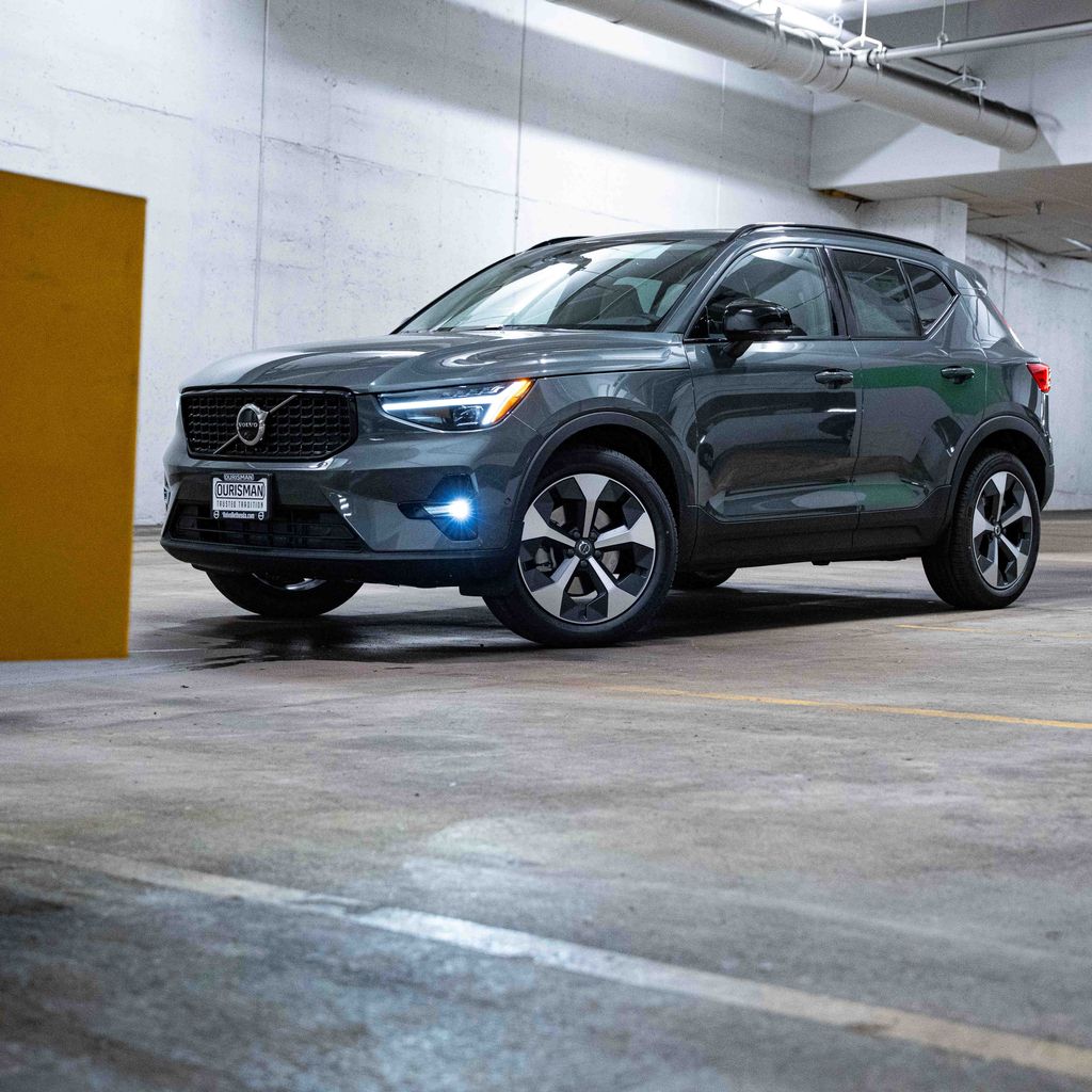 2026 Volvo XC40 B5 Plus Dark AWD's photo