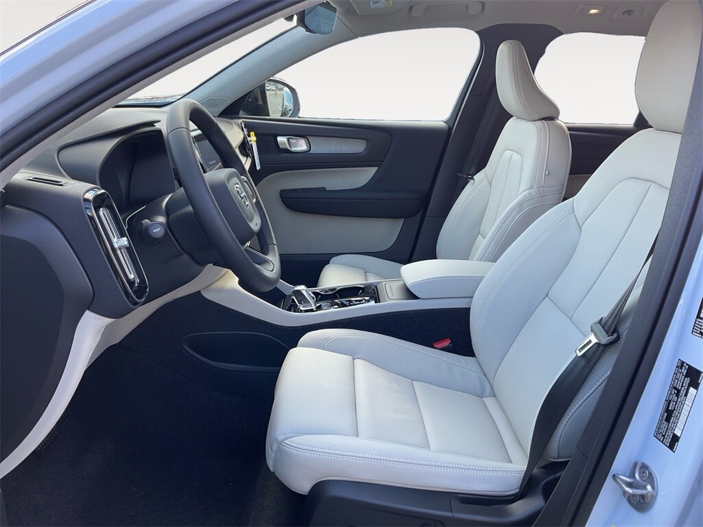 2026 Volvo XC40 AWD Plus photo 4