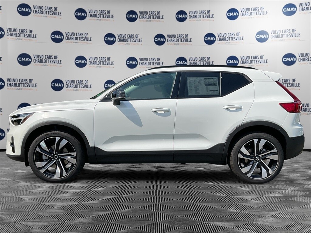2026 Volvo XC40 AWD Plus photo 2