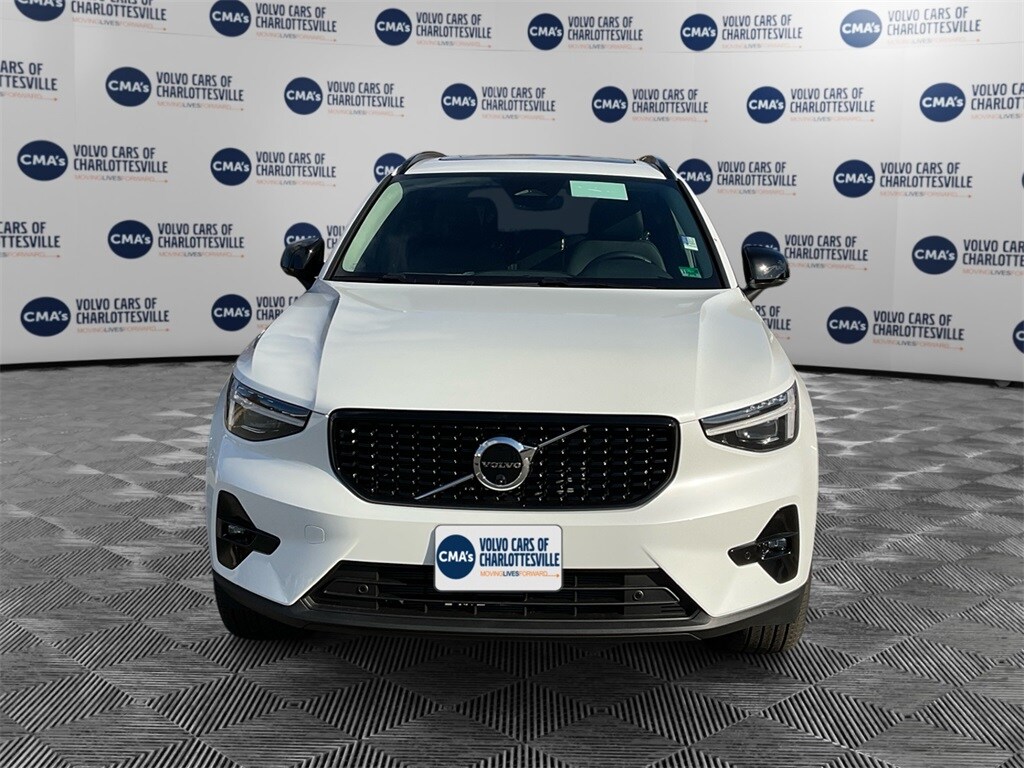 2026 Volvo XC40 AWD photo 2