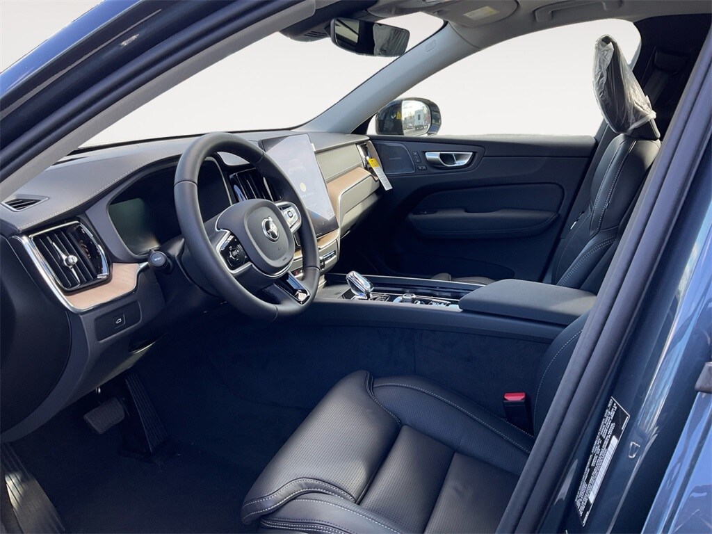 2026 Volvo XC60 B5 photo 4