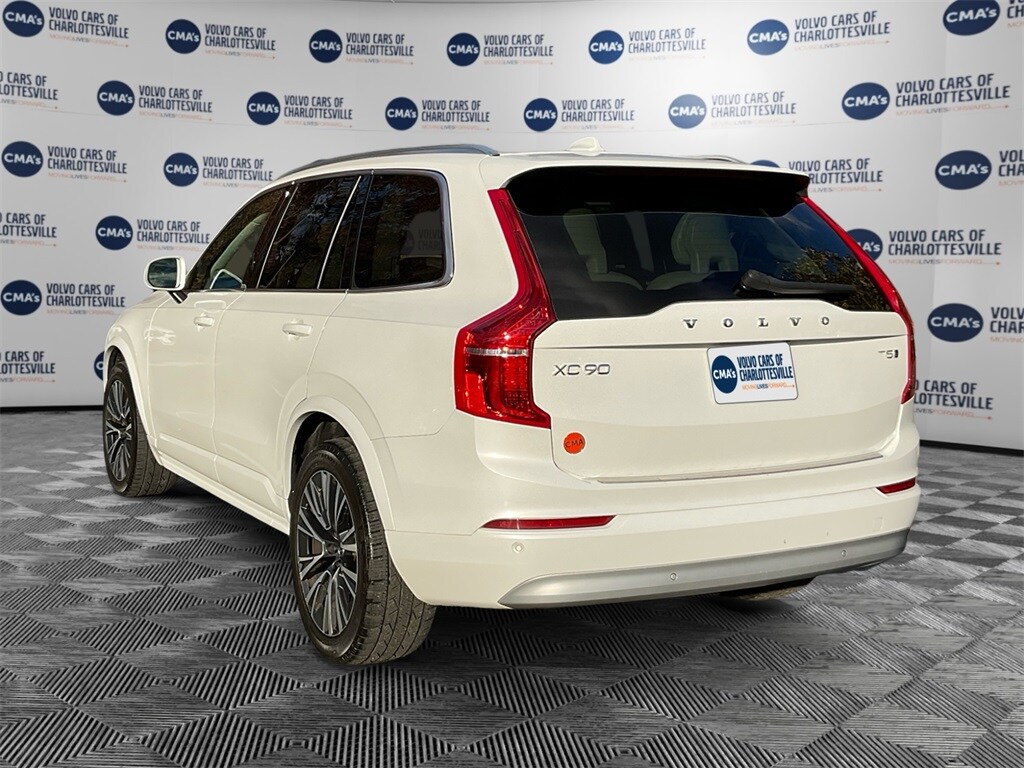 2022 Volvo XC90 T5 AWD Momentum photo 2