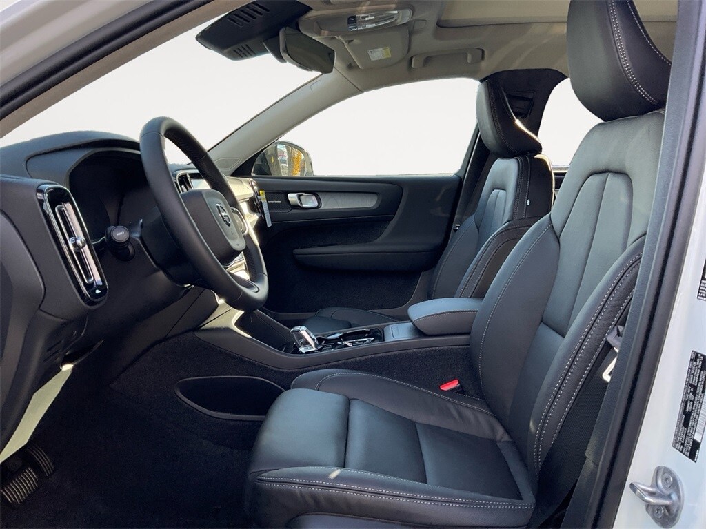 2026 Volvo XC40 AWD photo 3