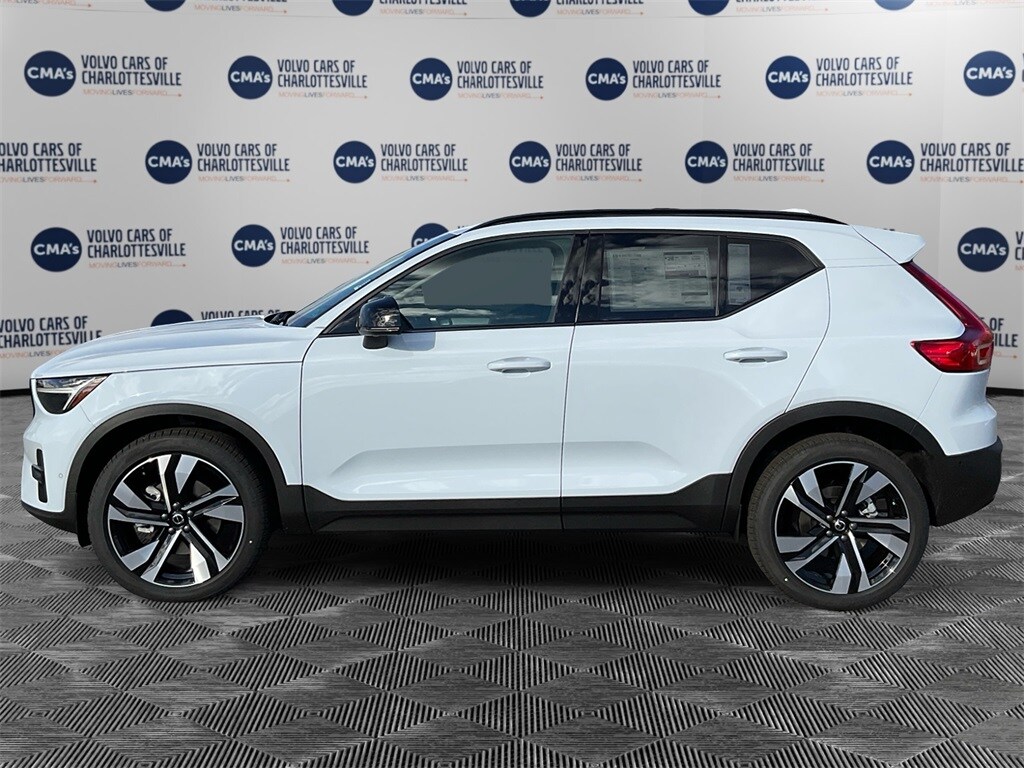 2026 Volvo XC40 AWD Plus photo 2