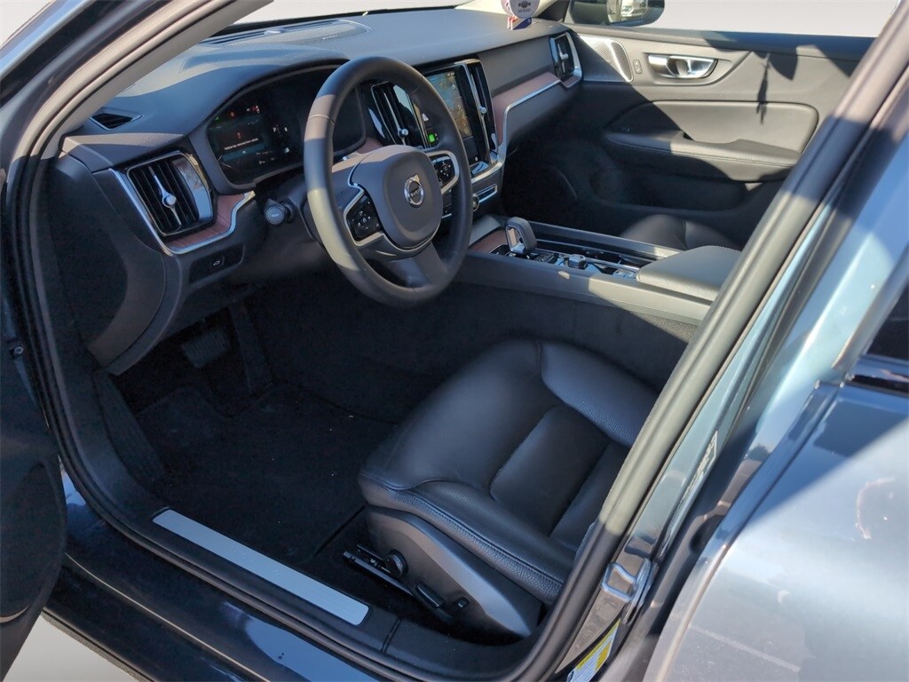 2025 Volvo S60 B5 Plus photo 4