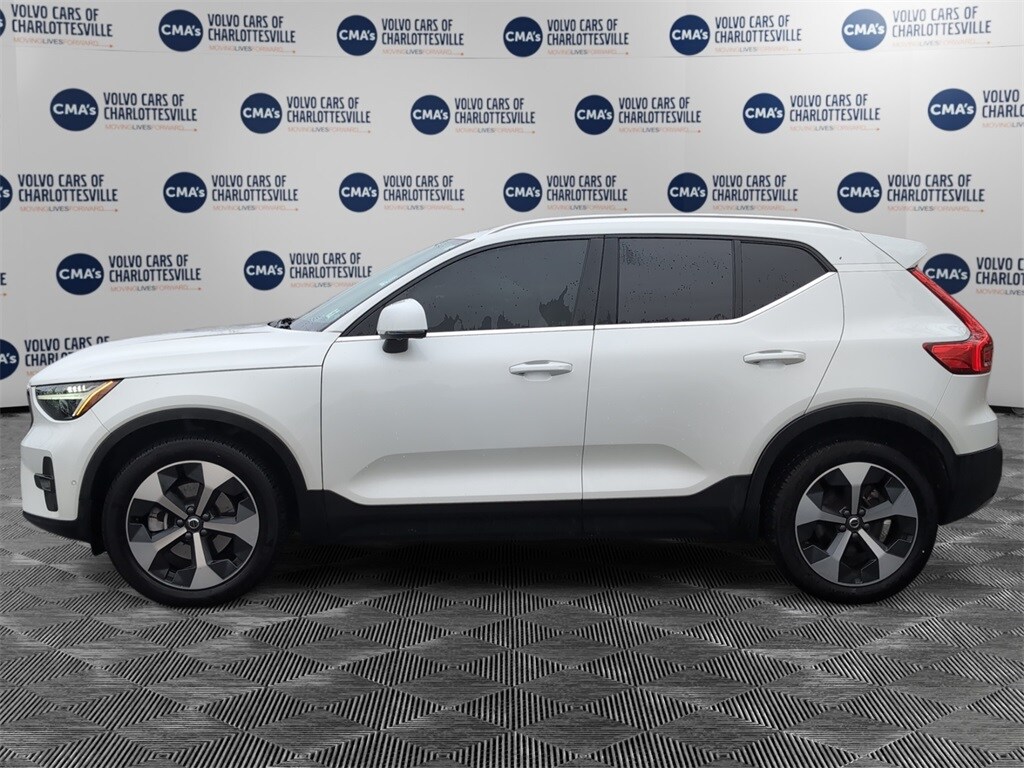 2024 Volvo XC40 Plus photo 2