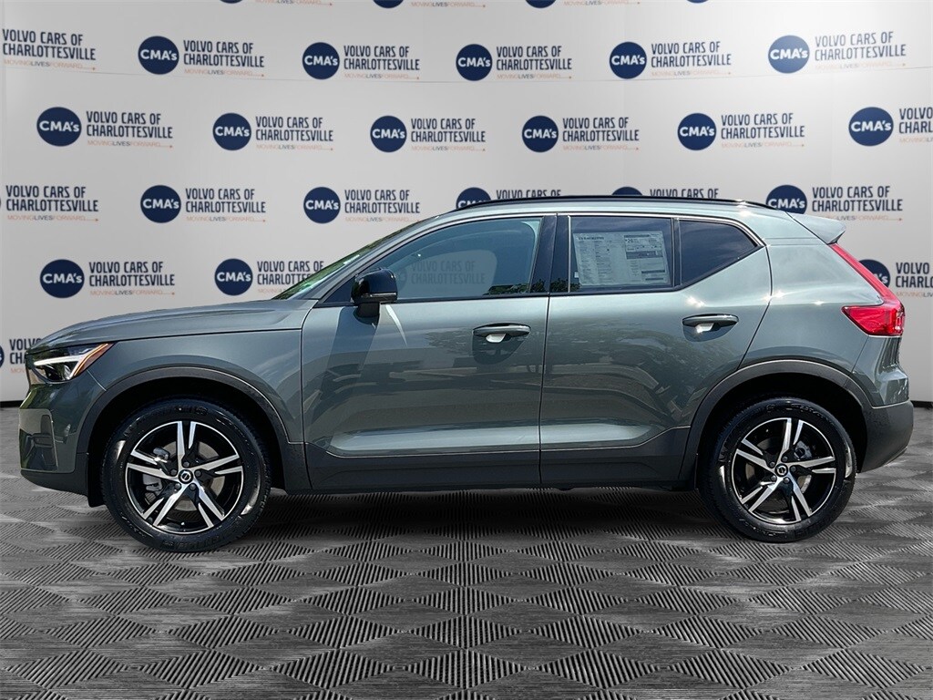 2026 Volvo XC40 Core photo 2
