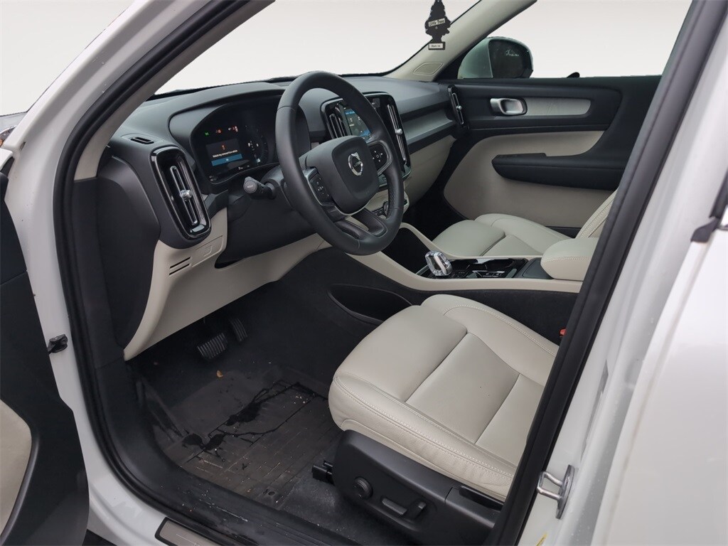 2024 Volvo XC40 Plus photo 4