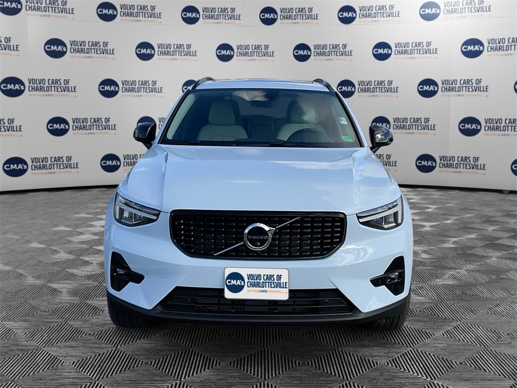 2026 Volvo XC40 AWD Plus photo 3