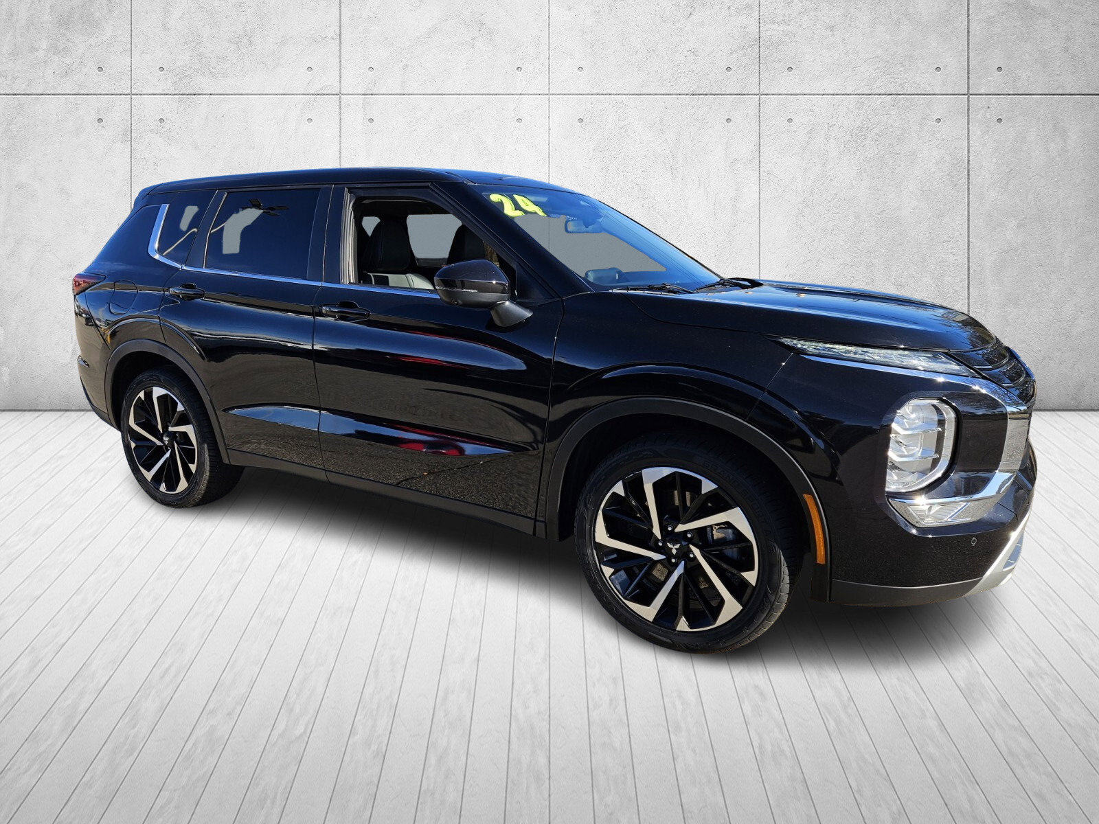 2024 Mitsubishi Outlander SE's photo