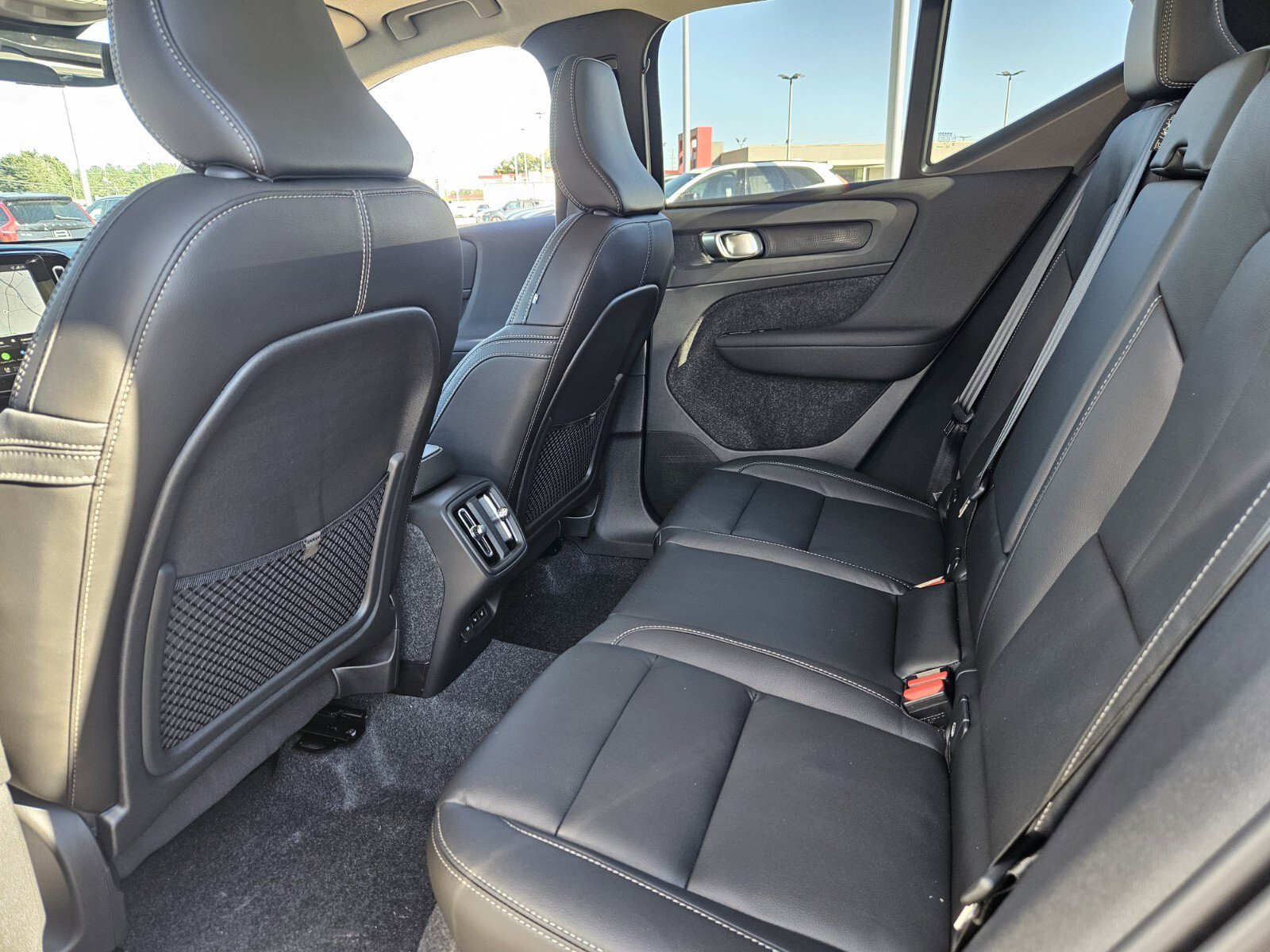 2026 Volvo XC40 Plus - Photo 9