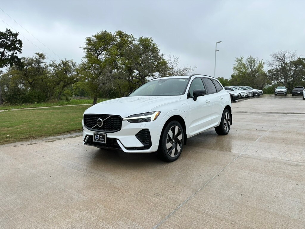 2024 Volvo XC60 Hybrid T8 Plus photo 2