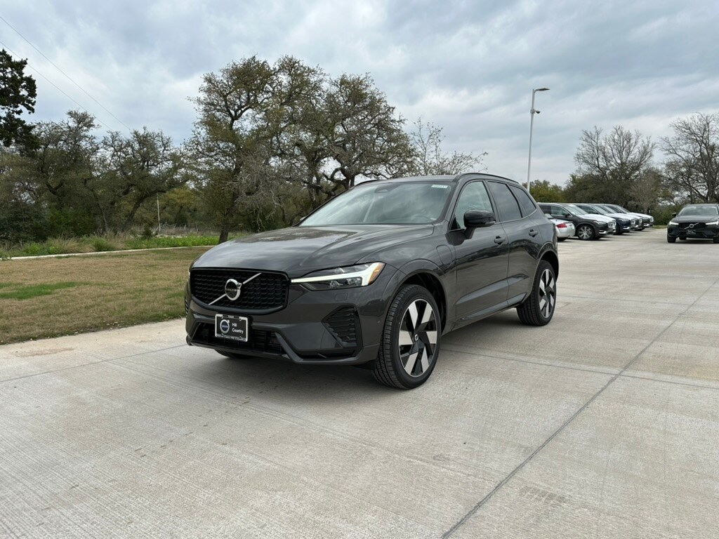 2024 Volvo XC60 Hybrid T8 Plus photo 2