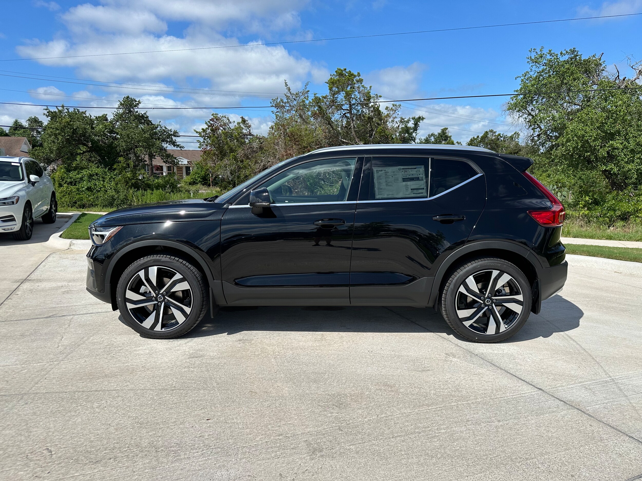 2025 Volvo XC40 Plus photo 2