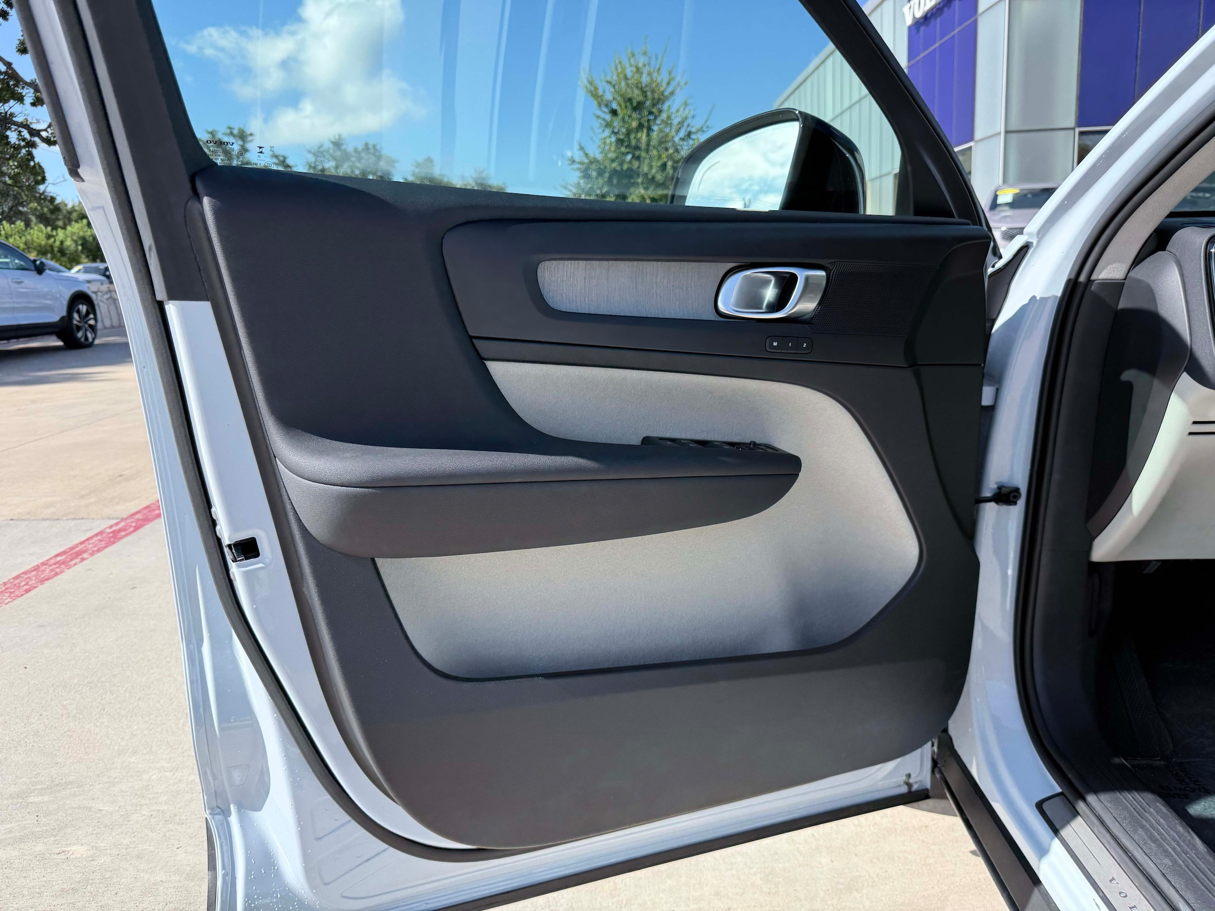 2026 Volvo XC40 Plus - Photo 11