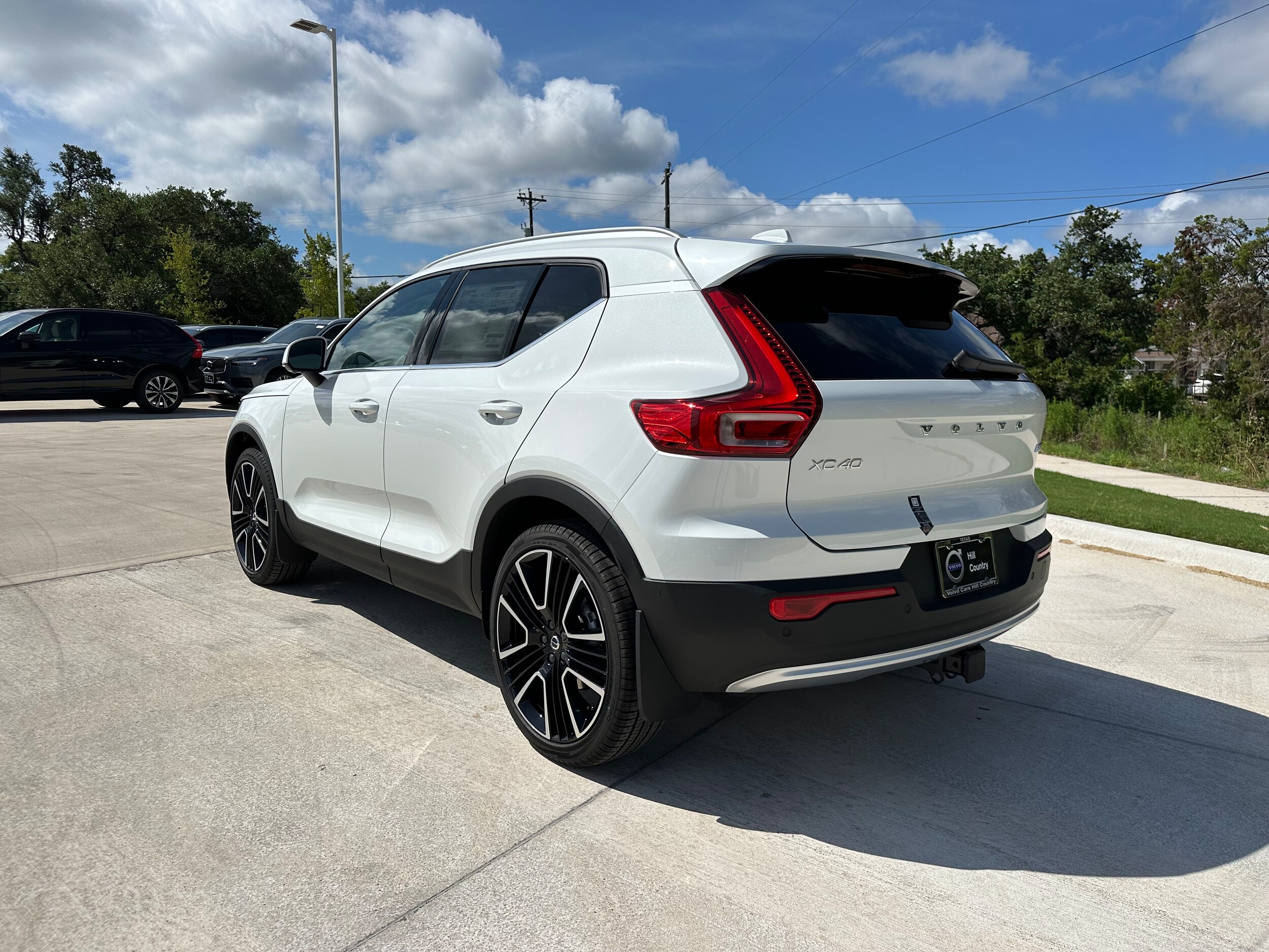 2025 Volvo XC40 photo 3