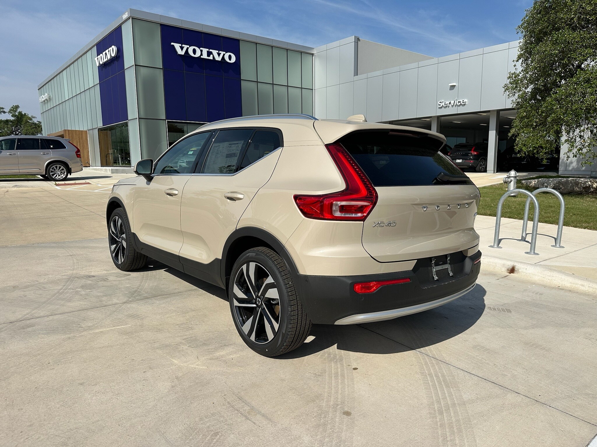 2025 Volvo XC40 photo 2