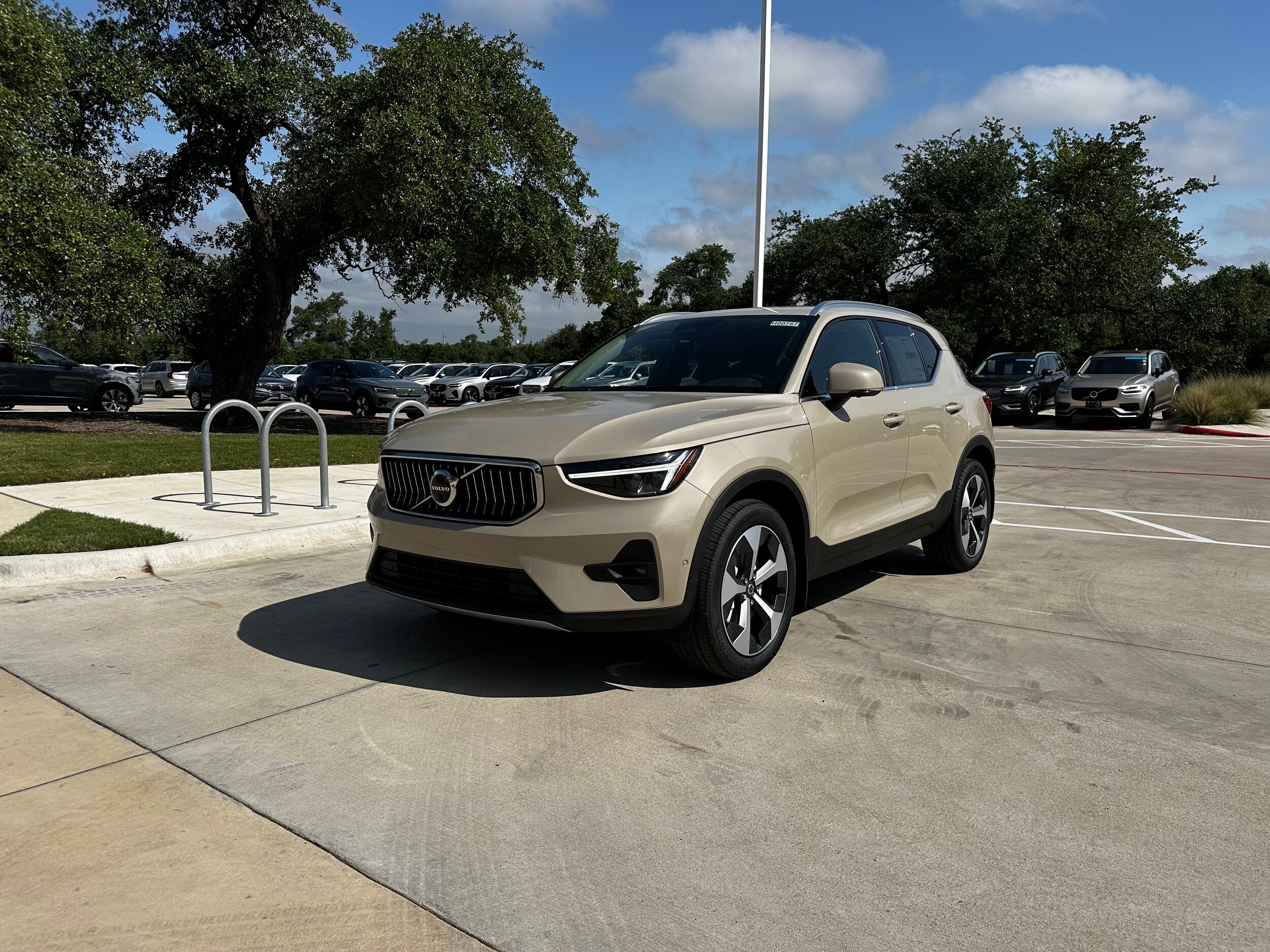 2025 Volvo XC40 Plus photo 2