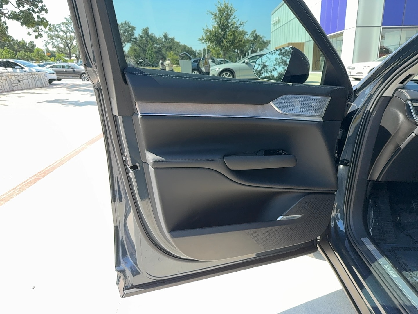 2025 Volvo EX90 Ultra - Photo 10